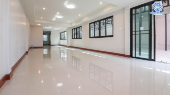 *****ทาวน์เฮ้าส์มือสองย่านกรุงเทพฯ ม.โชคชัย4 ลาดพร้าว เนื้อที่กว้างขวางมากถึง 24 ตร.ว. ฟังก์ชัน 3 ห้องนอน 2 ห้องน้ำ ที่จอดรถ 3 คัน ตกแต่งใหม่ทั้งหลัง โครงการตั้งบนทำเลเดินทางสะดวก ใกล้เมือง เชื่อมต่อรถไฟฟ้าสายสีเหลือง "สถานีโชคชัย4" และทางด่วน "ฉลองรัช" จองเลย!